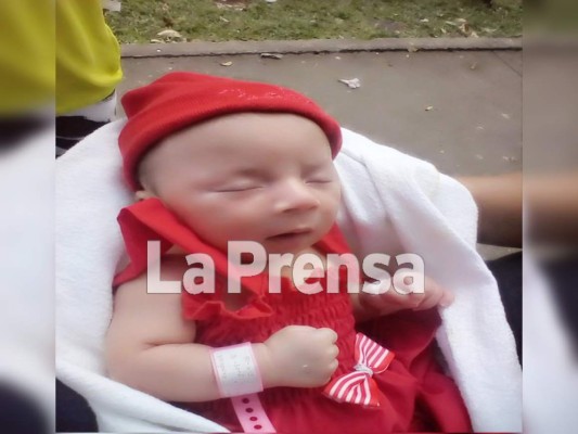 Mujer engaña a una madre para robarle a su bebita de 24 días de nacida