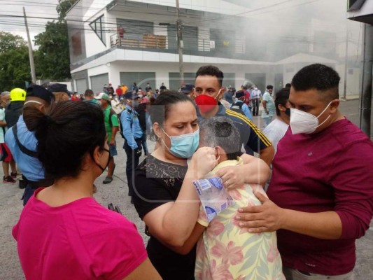 Locatarios del mercado Guamilito lloran en las afueras tras incendio