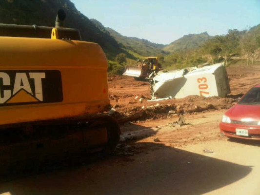 Con retroexcavadora destruyen carro de valores y se roban millones