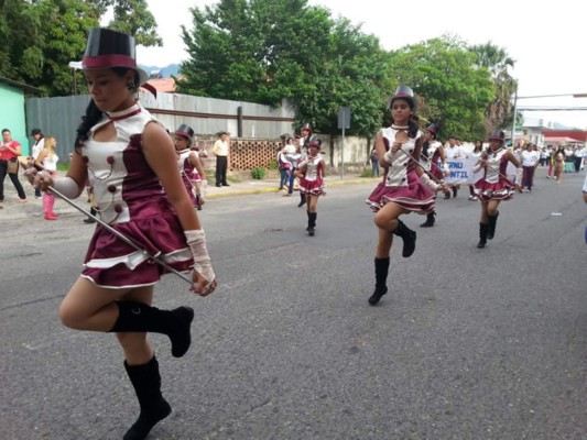 Video: Lucen sus mejores galas para rendir honor a Honduras