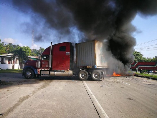 Manifestantes le prenden fuego en Choloma durante toma de carretera