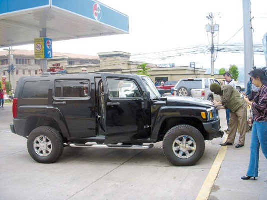 Con papeles falsos meten carros de lujo