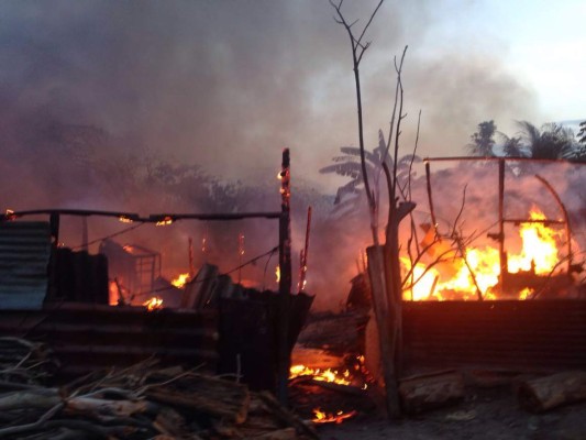 Al menos cuatro viviendas consume incendio en un bordo de San Pedro Sula