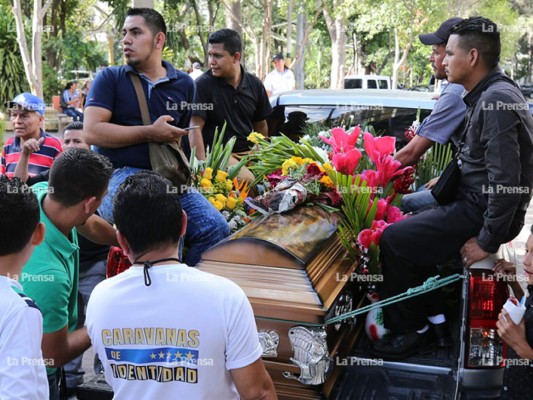Con alabanzas cristianas despiden a joven que murió tras disparo de un militar