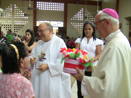 Se ordenó de sacerdote haciendo pasteles