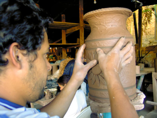 Artesanos hacen relucir el colorido de Honduras
