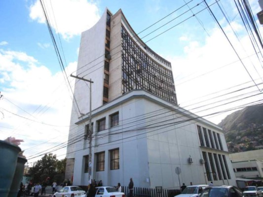 Decomisan documentos en el IHSS por denuncia de compras sobrevaloradas de carros