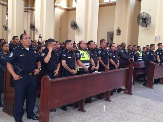 Emiliani a policías: 'El dinero es sanguinario, no se dejen tentar'