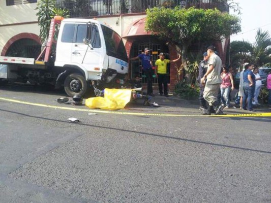 La motocicleta impactó contra una grúa estacionada.