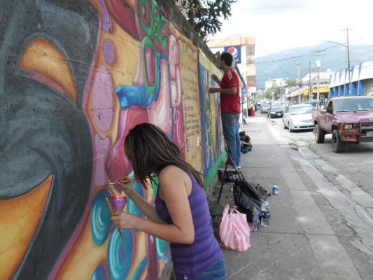 A pinceladas piden en las calles paz para San Pedro Sula