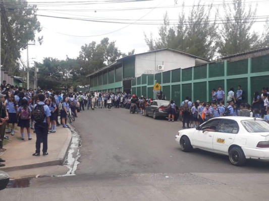 Estudiantes de secundaria se enfrentan a la Policía en Tegucigalpa