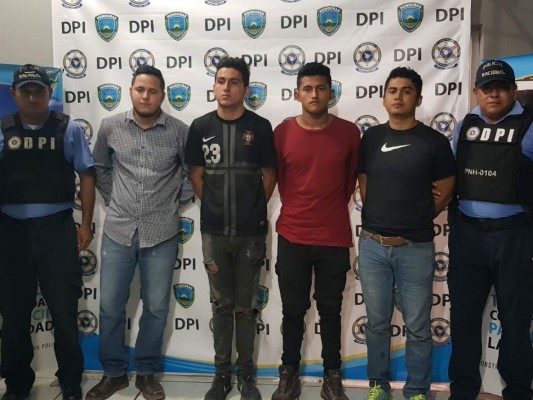Detienen a seis jóvenes por presunto atentado contra policías y militares