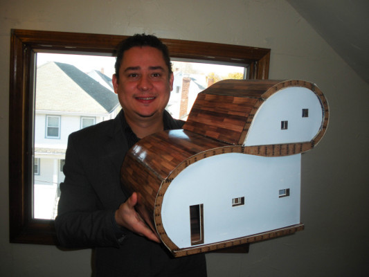 Hondureño promueve construir la casa de sus sueños a bajo costo