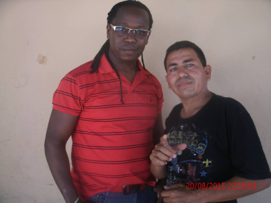 Le hace a todo para grabar sus canciones