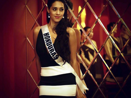 Miss Honduras posa con bandera al revés en Miss Universo 2013