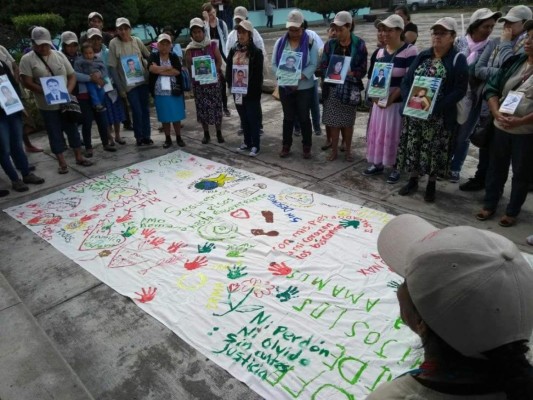 Madres hondureñas caminan por México en busca de sus hijos