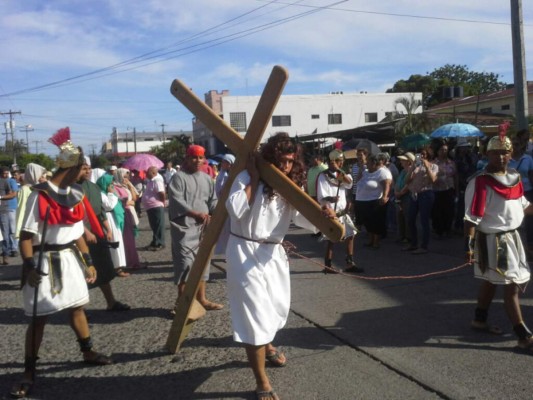 Jóvenes ceibeños le dan vida al Vía Crucis