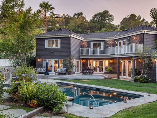 Neil Patrick se muda a su mansión