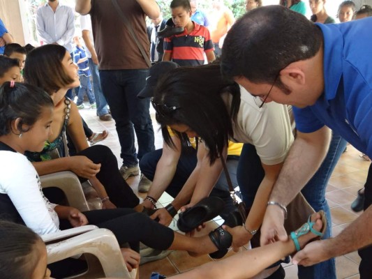 Benefician con calzado a más 50 niños sampedranos de escasos recursos