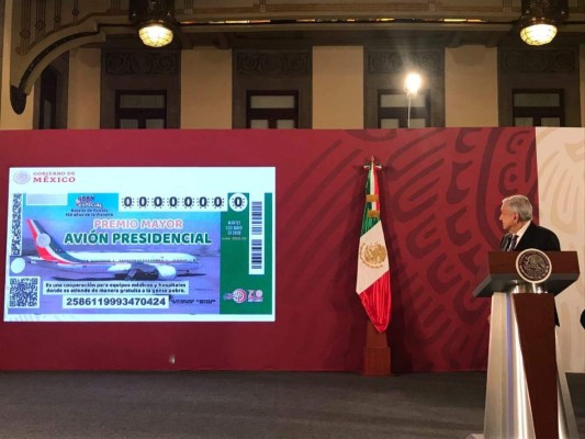 AMLO muestra diseño de boleto para rifa de avión presidencial