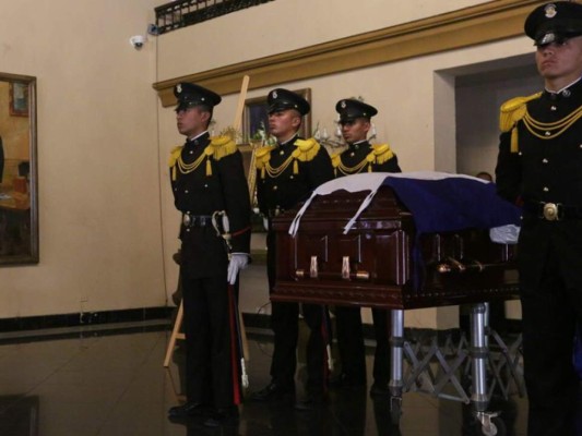 Expresidente Suazo Córdova es despedido con honores en Casa de Gobierno y el Congreso