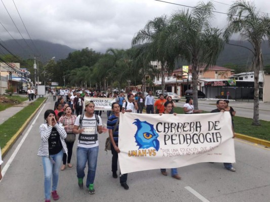 Estudiantes de la Unah-vs marchan en protesta
