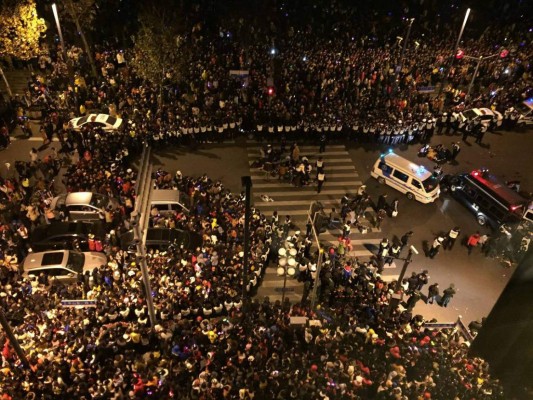 Escándalo por cena de Nochevieja de líderes durante la estampida de Shanghái