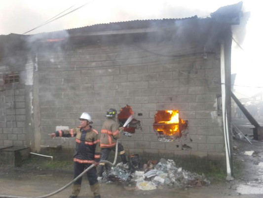 Millonarias pérdidas deja incendio en fábrica de muebles