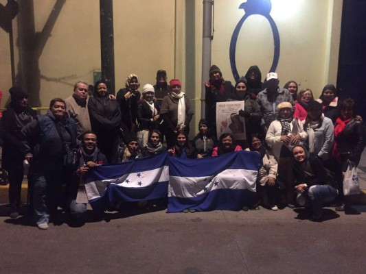 Hondureños dan la bienvenida al Papa en México