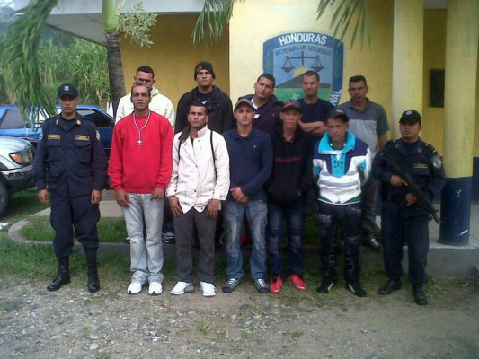 Retienen a 10 cubanos que viajaban en bus