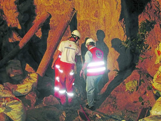 Cuerpos de socorro no descansan por rescatar a mineros hondureños