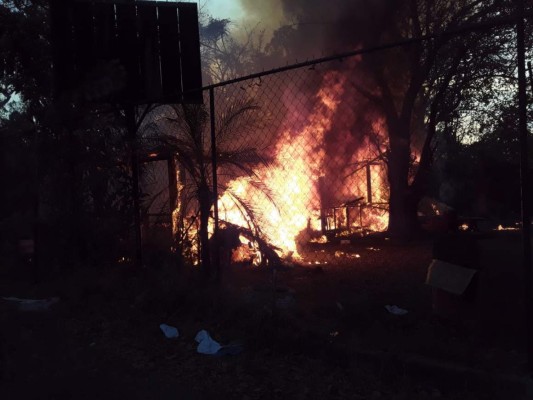 Supuestos vándalos queman restaurante en San Pedro Sula