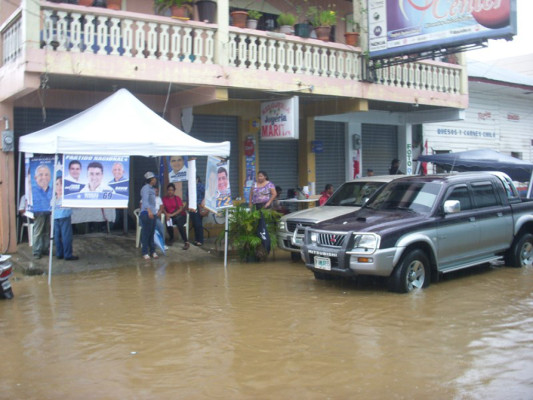 Bajo la lluvia votaron en Tela