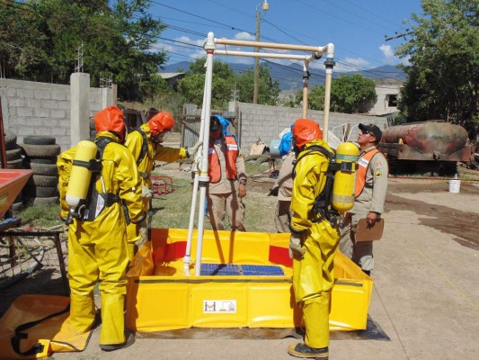 Bomberos reciben curso sobre manejo de materiales peligrosos
