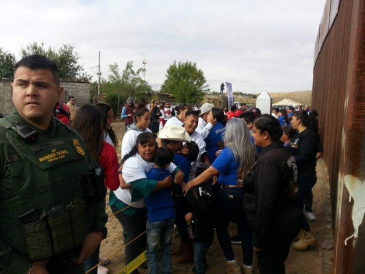 Abren la frontera México-EE.UU. para que familiares se abracen tres minutos