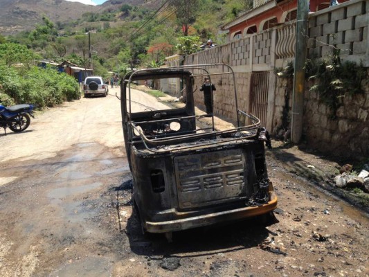 Supuestos pandilleros queman mototaxi en Tegucigalpa