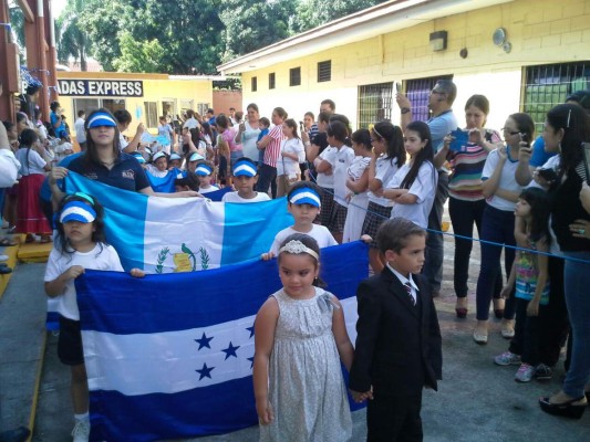 Escolares de San Pedro Sula celebran a Honduras