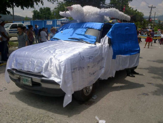 Fervor cívico en los desfiles de escuelas del Valle de Sula