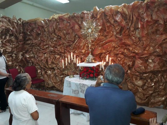 Con devoción y fe, miles de hondureños visitan la réplica de la Sábana Santa