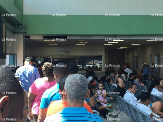 A hondureños les 'agarra' la noche esperando ser atendidos en la emergencia del Seguro Social
