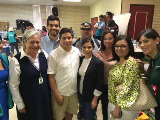 América Ferrera visita a niños migrantes en refugio de McAllen