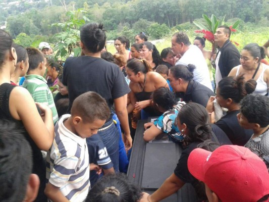 Llanto y desmayos en adiós de conductor de mototaxi