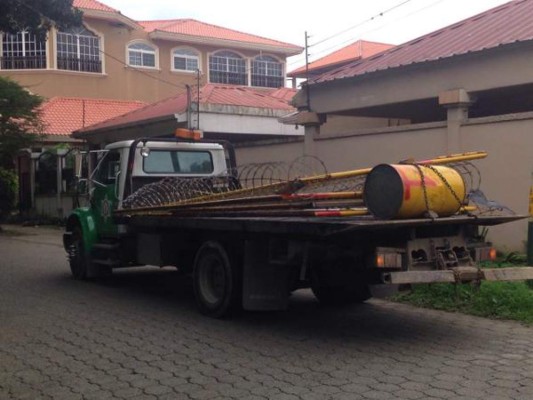 Derriban portones en colonia Universidad de San Pedro Sula