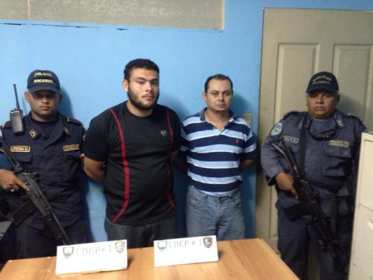 Capturan en La Ceiba a dos sujetos con vehículo robado en San Pedro Sula