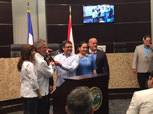 Presidente de Honduras recibe las llaves de la ciudad del Doral