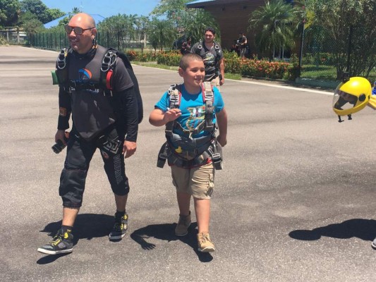 Video: Intrépido hondureño de ocho años saltó de un paracaídas