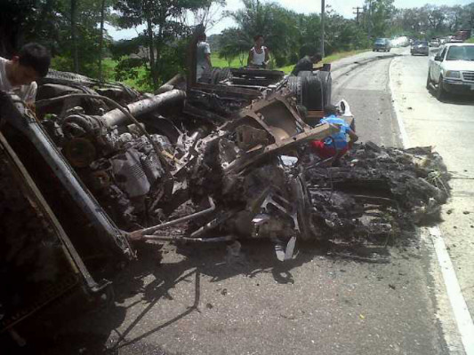 Se incendia camioneta tras chocar con rastra en bulevar de San Pedro Sula a Puerto Cortés