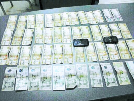 Caen dos extorsionadores con taxi y 25,000 lempiras en Tegucigalpa