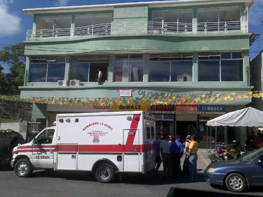 Bomberos detienen incendio en iglesia en La Ceiba