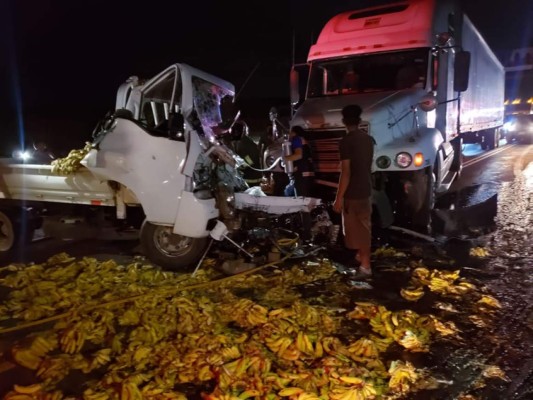 Un herido deja accidente vial entre un camión y un furgón en Choluteca